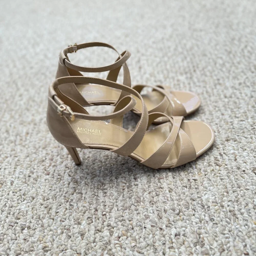 MICHAEL KORS Kinsley‎ Faux Patent Leather Sandal Size 9M Beige Strap
